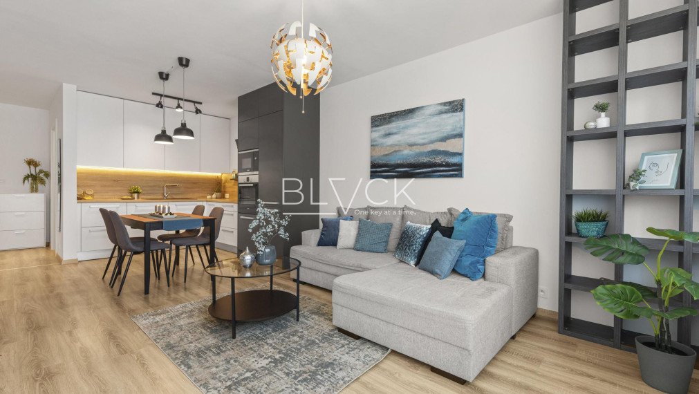 BLVCK - Bývanie vo vinohradoch a do mesta na bajku? Tento 2-izbák pod Karpatmi čaká na teba.