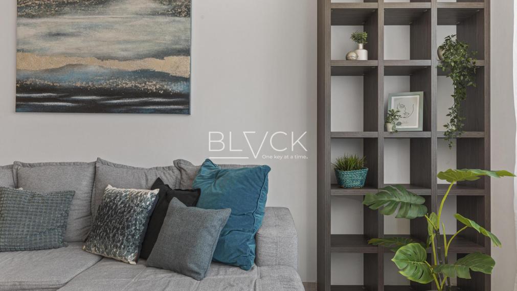 BLVCK - Bývanie vo vinohradoch a do mesta na bajku? Tento 2-izbák pod Karpatmi čaká na teba.