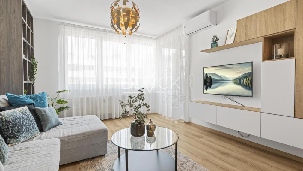 BLVCK - Bývanie vo vinohradoch a do mesta na bajku? Tento 2-izbák pod Karpatmi čaká na teba.