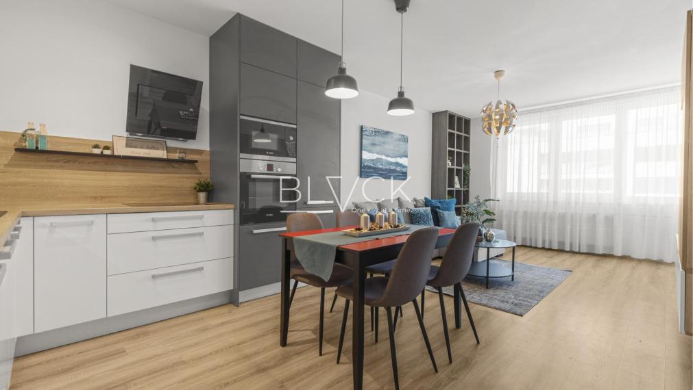 BLVCK - Bývanie vo vinohradoch a do mesta na bajku? Tento 2-izbák pod Karpatmi čaká na teba.