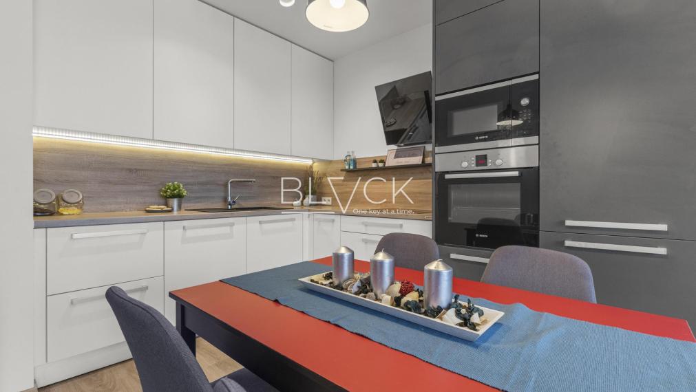 BLVCK - Bývanie vo vinohradoch a do mesta na bajku? Tento 2-izbák pod Karpatmi čaká na teba.