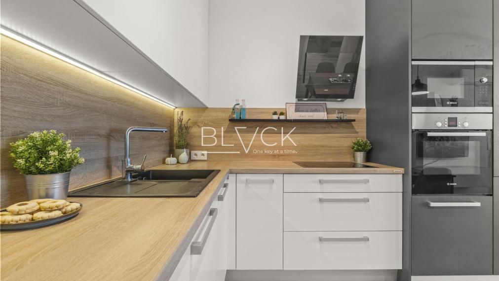 BLVCK - Bývanie vo vinohradoch a do mesta na bajku? Tento 2-izbák pod Karpatmi čaká na teba.