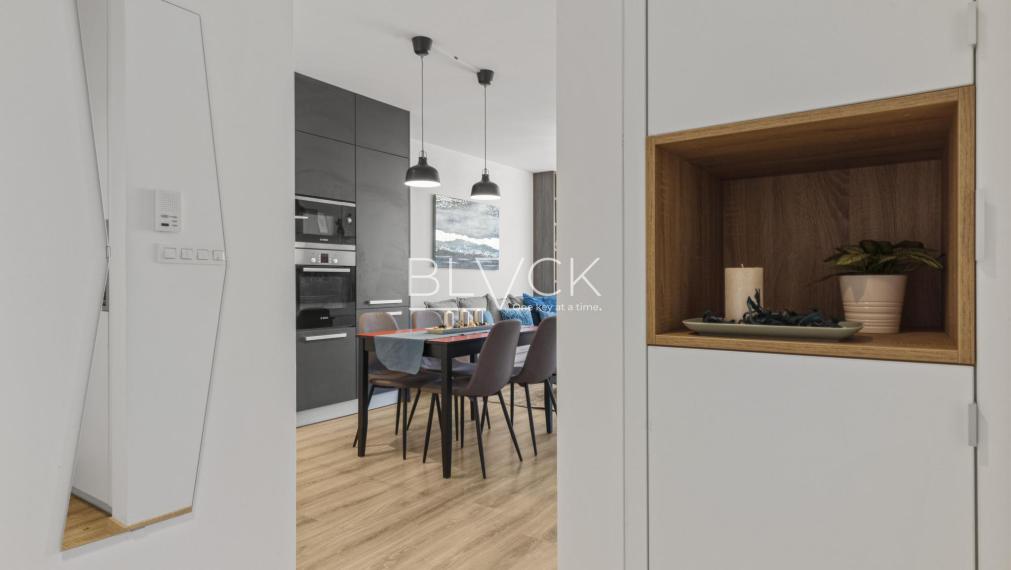 BLVCK - Bývanie vo vinohradoch a do mesta na bajku? Tento 2-izbák pod Karpatmi čaká na teba.