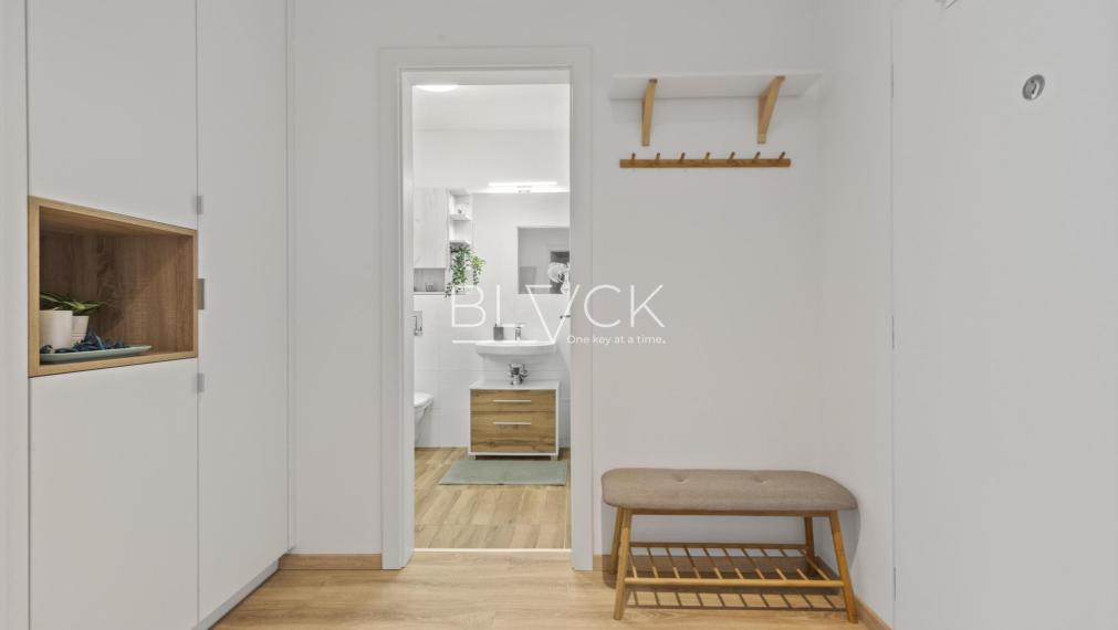 BLVCK - Bývanie vo vinohradoch a do mesta na bajku? Tento 2-izbák pod Karpatmi čaká na teba.