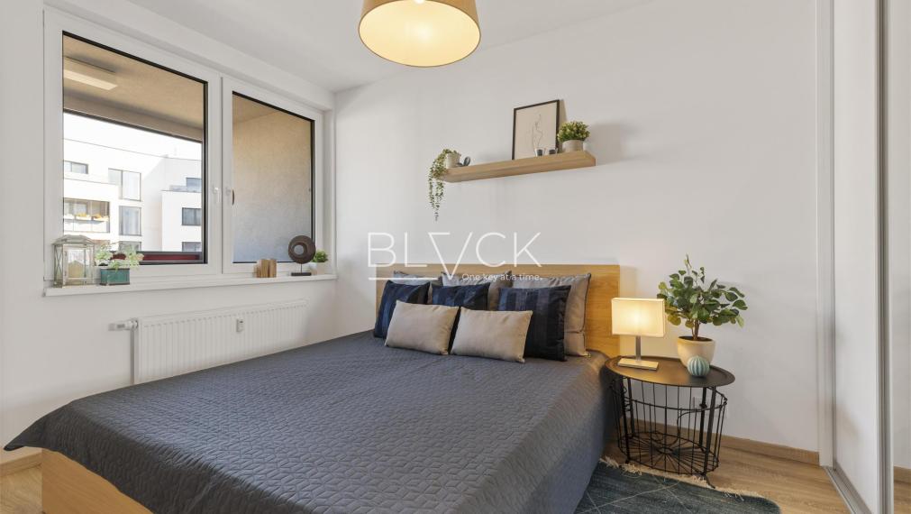 BLVCK - Bývanie vo vinohradoch a do mesta na bajku? Tento 2-izbák pod Karpatmi čaká na teba.