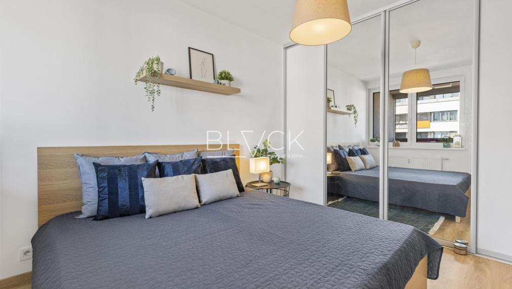 BLVCK - Bývanie vo vinohradoch a do mesta na bajku? Tento 2-izbák pod Karpatmi čaká na teba.