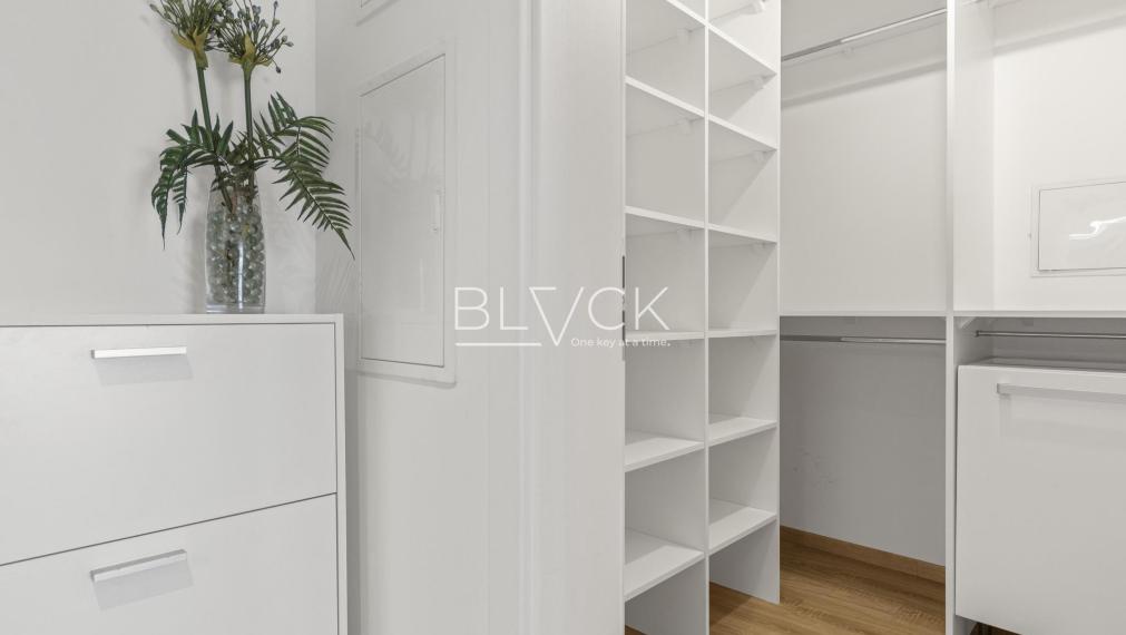 BLVCK - Bývanie vo vinohradoch a do mesta na bajku? Tento 2-izbák pod Karpatmi čaká na teba.