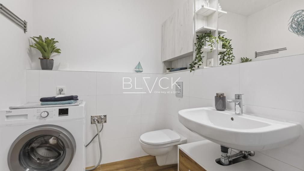 BLVCK - Bývanie vo vinohradoch a do mesta na bajku? Tento 2-izbák pod Karpatmi čaká na teba.