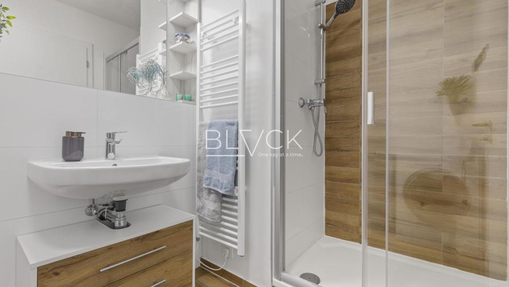 BLVCK - Bývanie vo vinohradoch a do mesta na bajku? Tento 2-izbák pod Karpatmi čaká na teba.