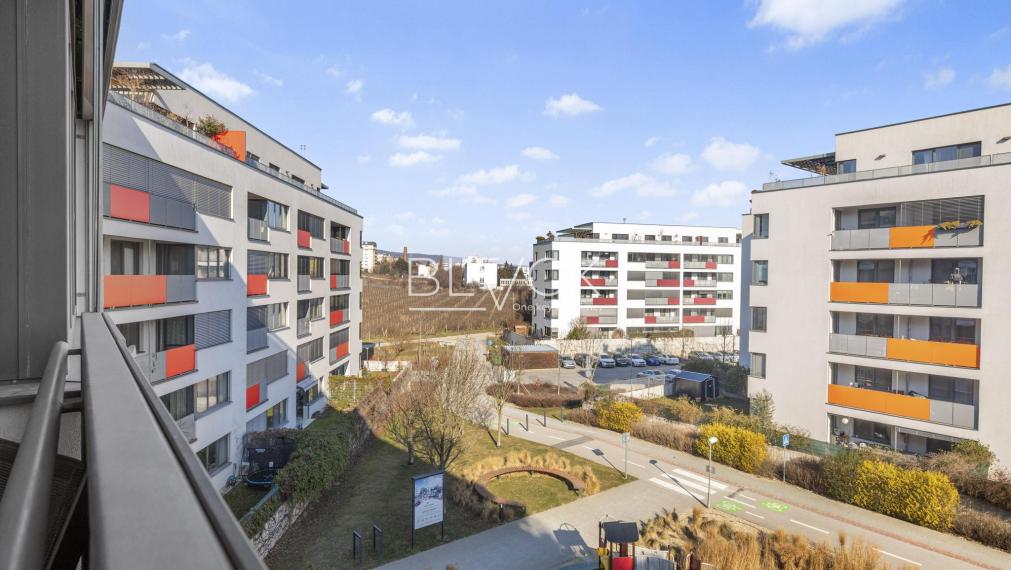 BLVCK - Bývanie vo vinohradoch a do mesta na bajku? Tento 2-izbák pod Karpatmi čaká na teba.