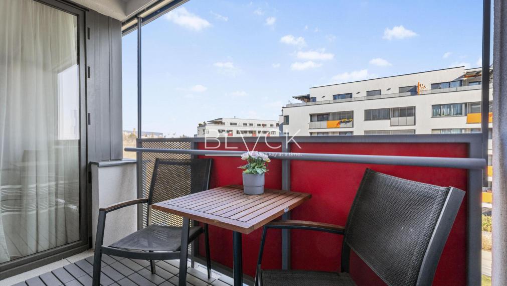 BLVCK - Bývanie vo vinohradoch a do mesta na bajku? Tento 2-izbák pod Karpatmi čaká na teba.