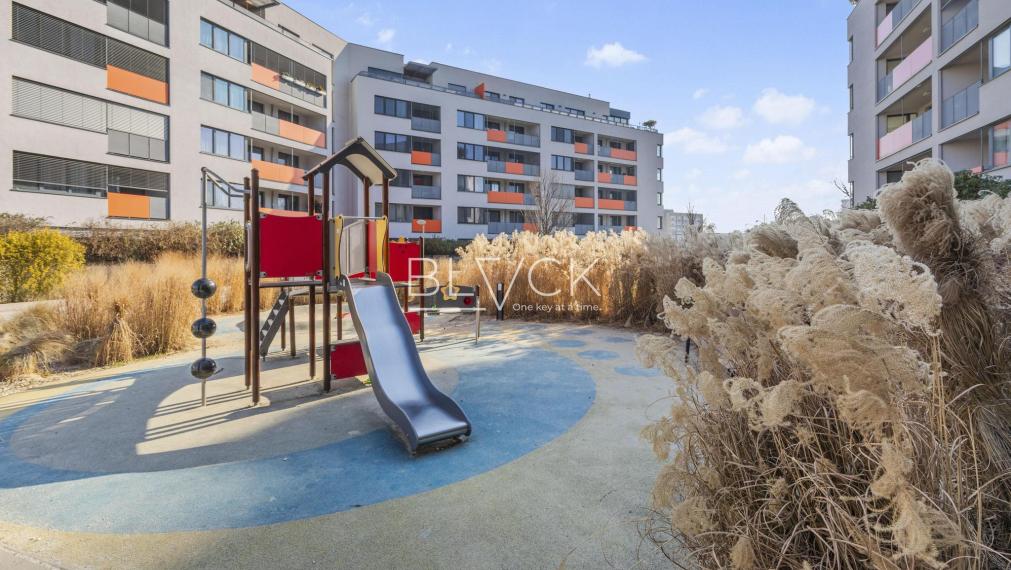 BLVCK - Bývanie vo vinohradoch a do mesta na bajku? Tento 2-izbák pod Karpatmi čaká na teba.