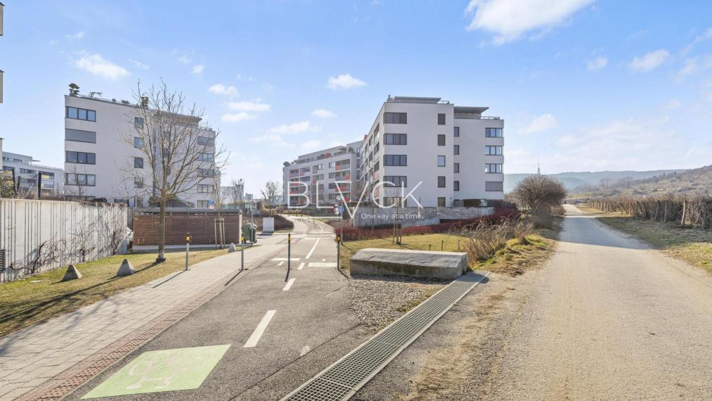 BLVCK - Bývanie vo vinohradoch a do mesta na bajku? Tento 2-izbák pod Karpatmi čaká na teba.