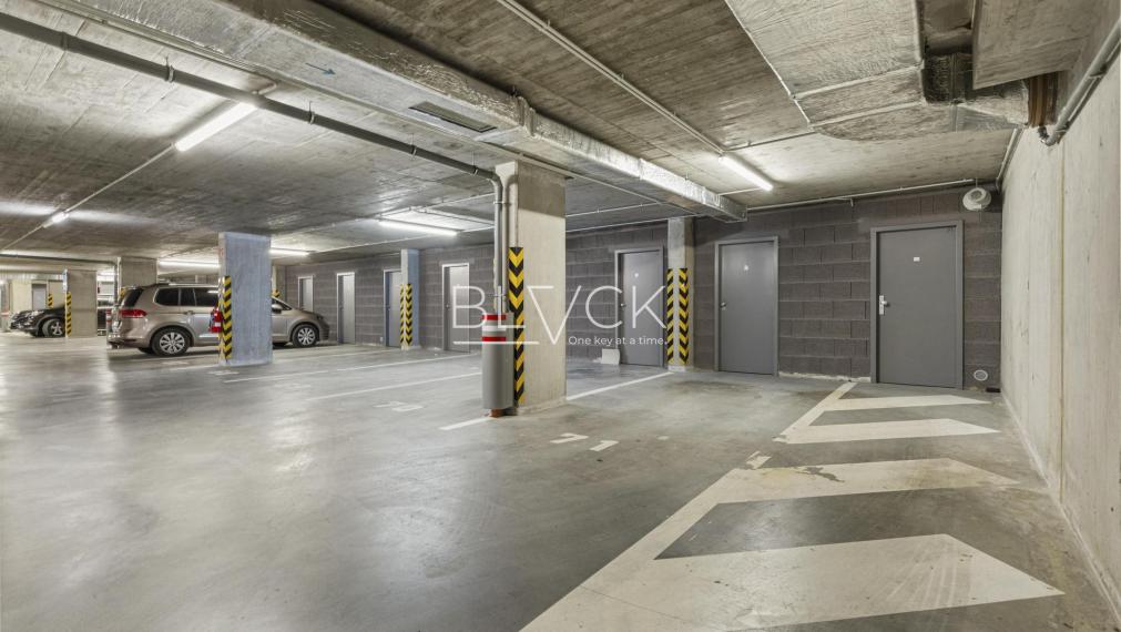 BLVCK - Bývanie vo vinohradoch a do mesta na bajku? Tento 2-izbák pod Karpatmi čaká na teba.