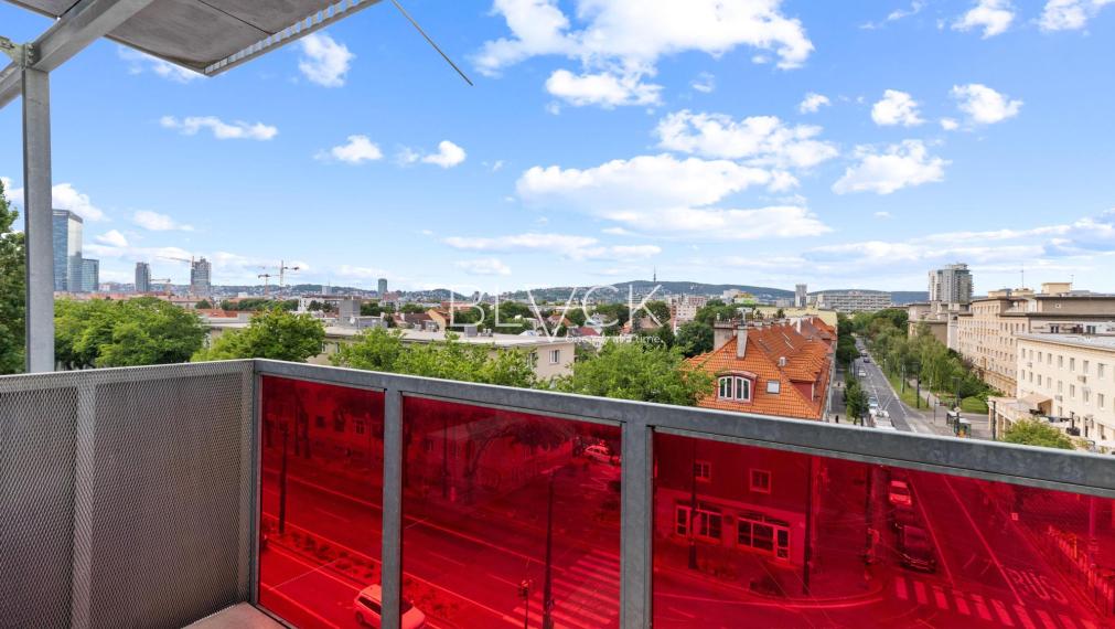 BLVCK – Malý? Nepodceňuj ho. 2-izbák v Apollise