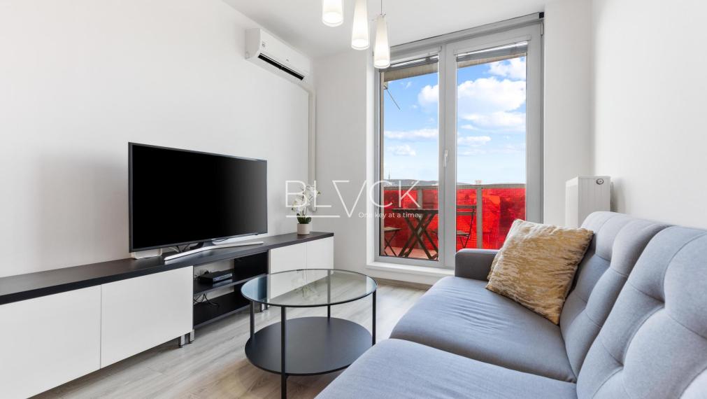 BLVCK – Malý? Nepodceňuj ho. 2-izbák v Apollise