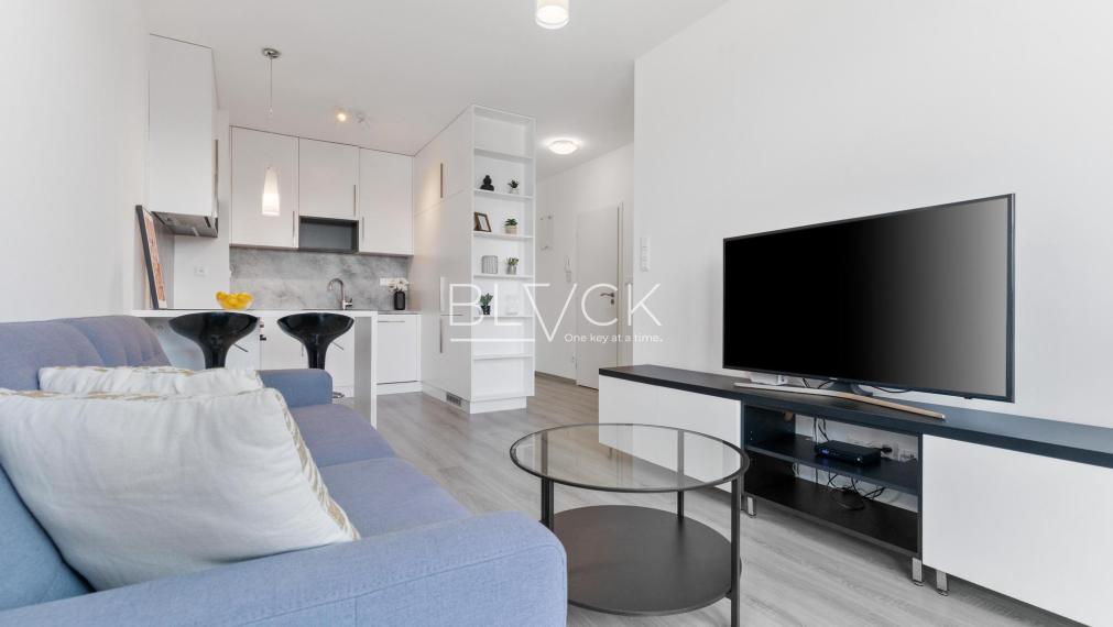 BLVCK – Malý? Nepodceňuj ho. 2-izbák v Apollise