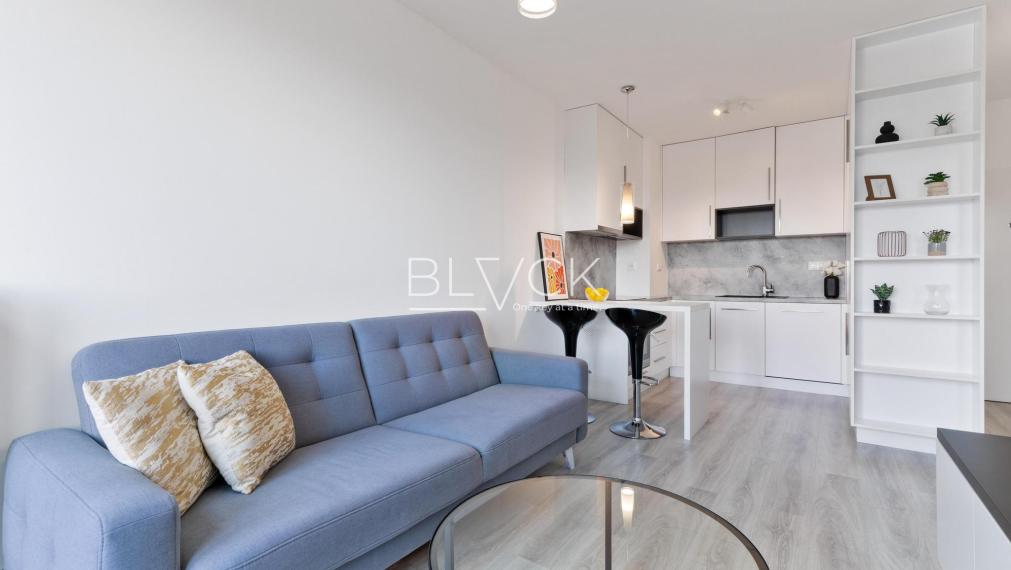 BLVCK – Malý? Nepodceňuj ho. 2-izbák v Apollise