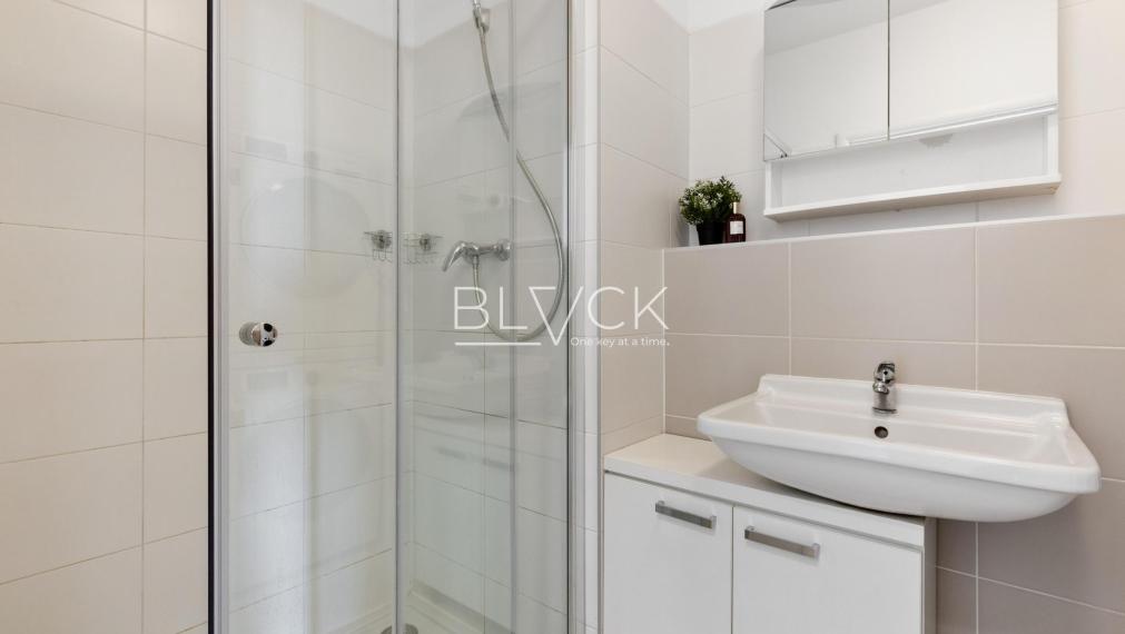 BLVCK – Malý? Nepodceňuj ho. 2-izbák v Apollise