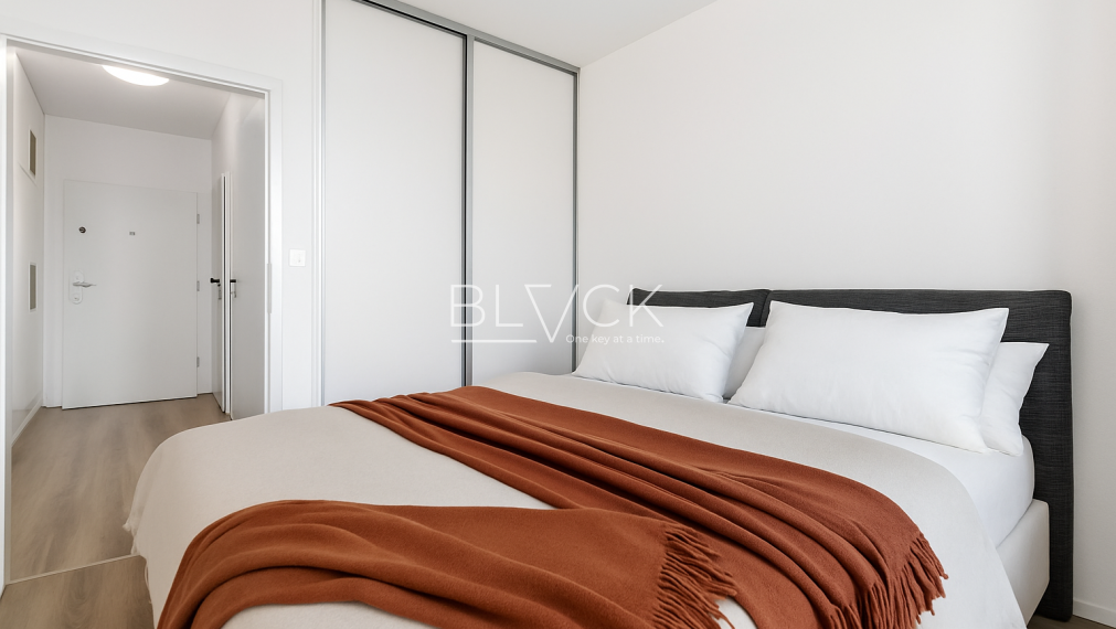 BLVCK – Malý? Nepodceňuj ho. 2-izbák v Apollise