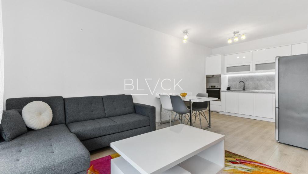 BLVCK - Rezidencia Opavská. Mestský vibe, les za chrbtom.