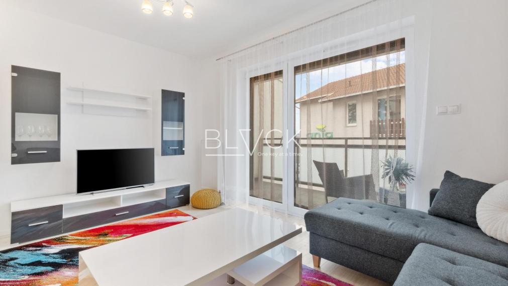 BLVCK - Rezidencia Opavská. Mestský vibe, les za chrbtom.