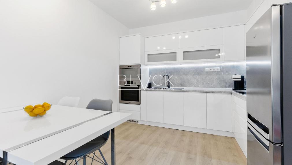 BLVCK - Rezidencia Opavská. Mestský vibe, les za chrbtom.