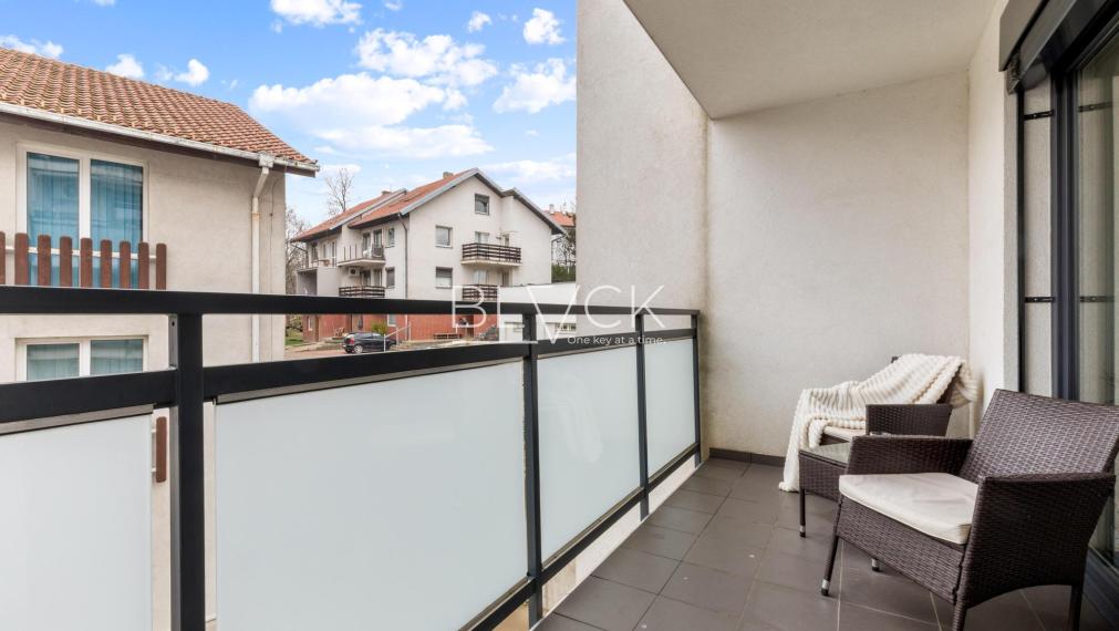 BLVCK - Rezidencia Opavská. Mestský vibe, les za chrbtom.