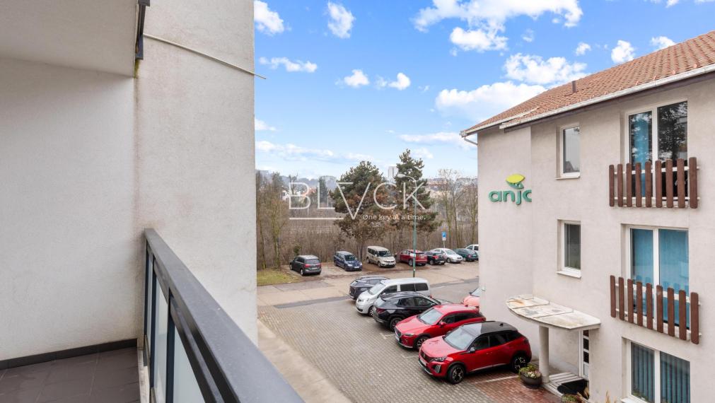 BLVCK - Rezidencia Opavská. Mestský vibe, les za chrbtom.