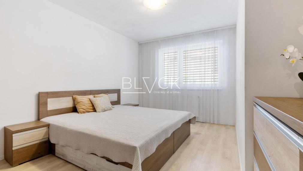 BLVCK - Rezidencia Opavská. Mestský vibe, les za chrbtom.